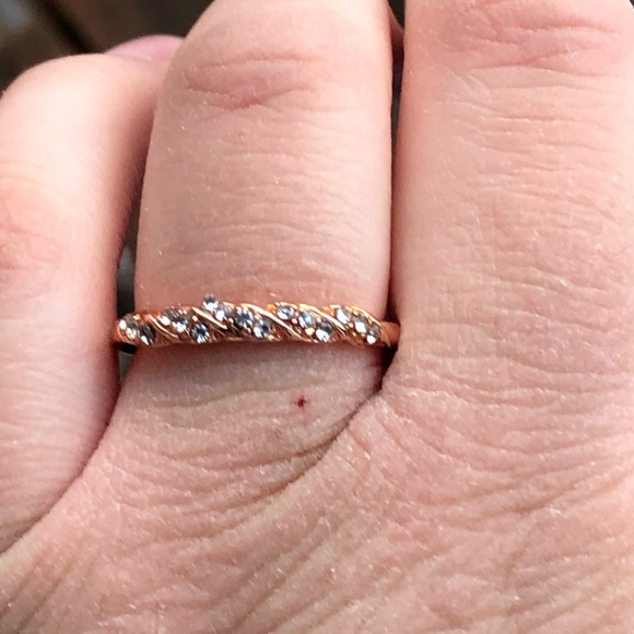 DAINTY ROSE GOLD TWIST RING - Picture 4 of 4